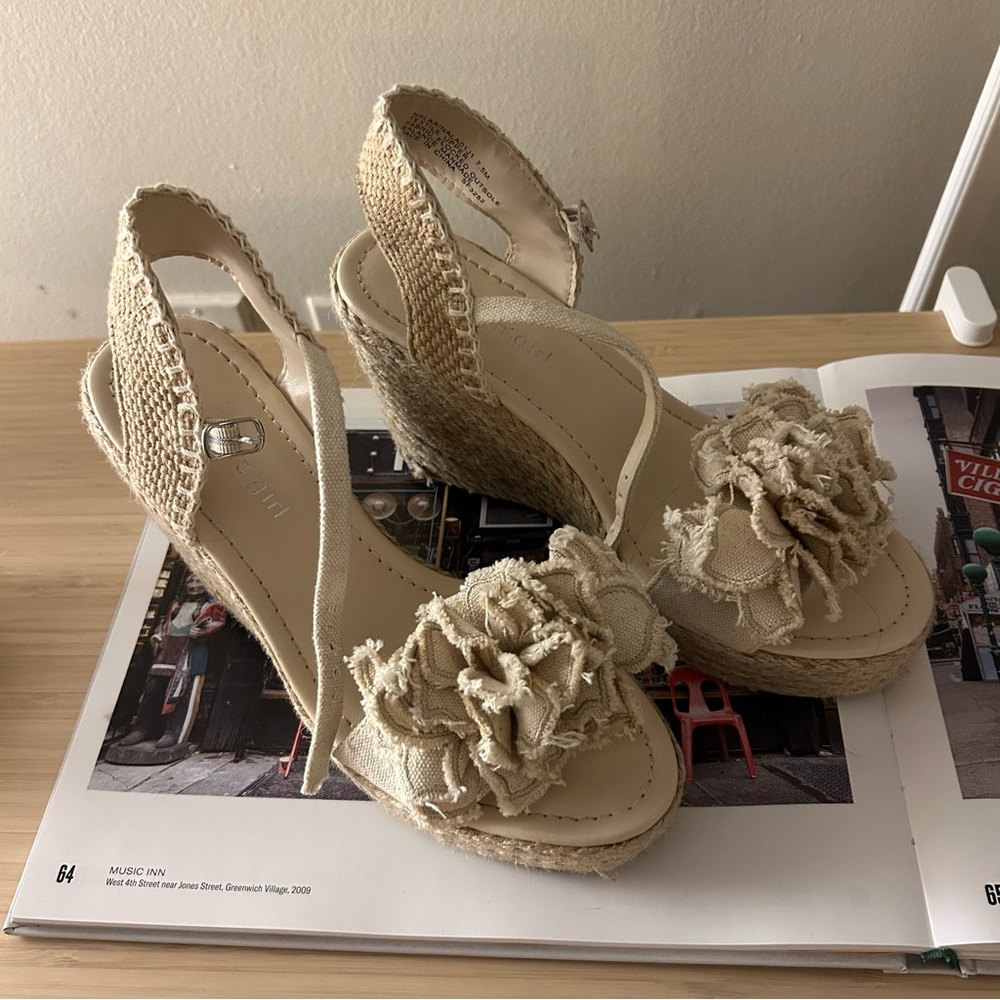 Madden Girl Cream Espadrille Wedge Sandals with Fabric Flower EUC